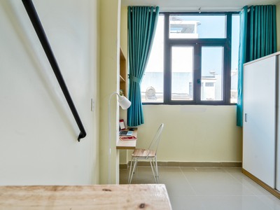 Cho thuê căn hộ duplex nội thất cơ bản, gần kcx, UFM, cửa sổ rộng 13
