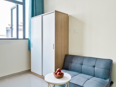 Cho thuê căn hộ duplex nội thất cơ bản, gần kcx, UFM, cửa sổ rộng 9