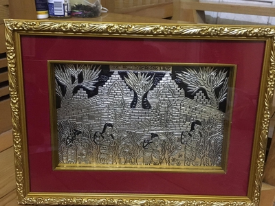 Tranh kiểu khảm bạc Lào còn rất mới, Chùa núi Champasak, kt toàn bộ 27x36 cm, giá bán:  300k   ship. 0