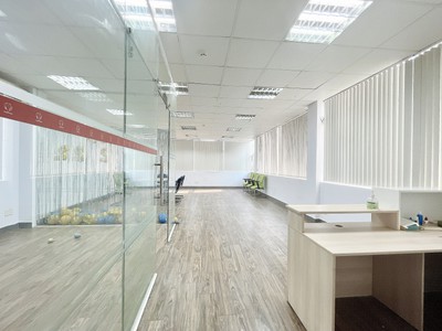 Sàn đẹp giá rẻ tại trung tâm Quận 1 diện tích 95m2 view full kính 1