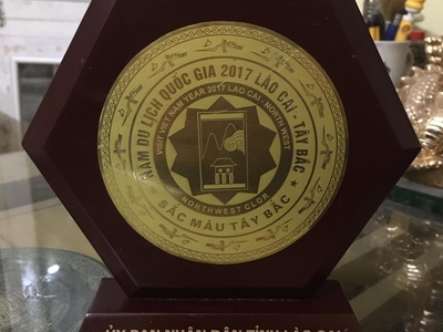 Logo Năm du lịch quốc gia 2017 Lào cai Tây Bắc do ủy ban nhân dân tỉnh Lào cai kính tặng, chất liệ 0
