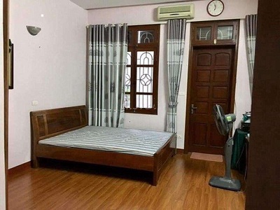 Cho thuê căn nhà ngõ 130 phố Xuân Thủy. diện tích 45m2 x 4 tầng có 4 phòng ngủ, 1 khách, 1 bếp 3