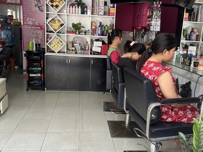 Cần sang tiệm tóc nail mi dọn vào là lm ngay tiệm hoạt động đc 4 năm 0