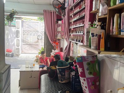 Cần sang tiệm tóc nail mi dọn vào là lm ngay tiệm hoạt động đc 4 năm 4