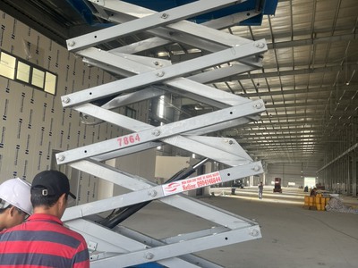 Cho thuê xe nâng người làm việc trên cao 3