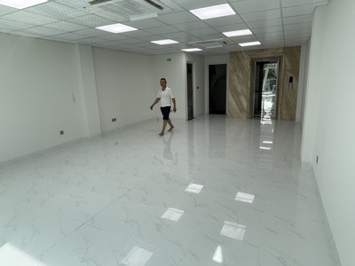 Cho thuê mặt bằng tầng 6 mặt phố Lạc Long Quân 1