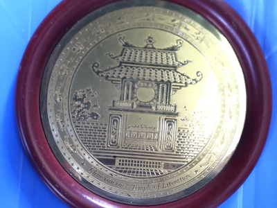 Đĩa đồng vàng Khuê Văn Các, đẹp như hình, kích thước đk 17 cm tặng chân nhựa . Dành cho sưu tầm. Giá 0
