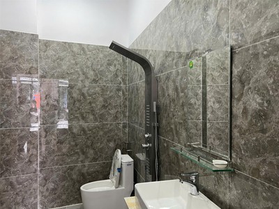 Bán căn nhà 1 trệt 2 lầu,shr thổ cư 100 đường 10m thông thoáng,gần chợ hóa an 3