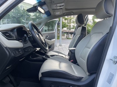 Chính chủ bán xe Kia Rondo máy xăng 2.0,bản full 9