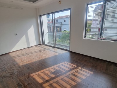 Bán nhà mới keng nguyễn văn linh long biên, thang máy, oto 7 chỗ ngủ trong nhà, dt45m, mt 5.2, giá 3