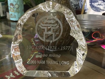 Chặn giấy pha lê logo Hà Nội, đẹp mới như hình, kt cao 11 cm. Giá bán: 100k   ship, nhận ship toàn q 0