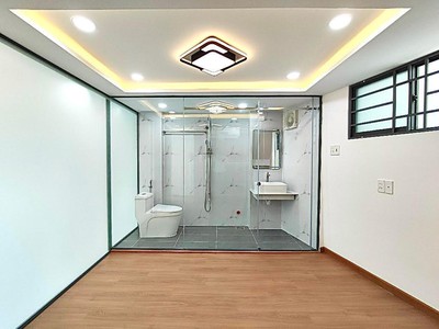 Nhà mới ở ngay tt q10, ngay tại ngã 7 lý thái tổ, bề ngang 5m nở hậu 5.5m, 3pn, 3wc 3