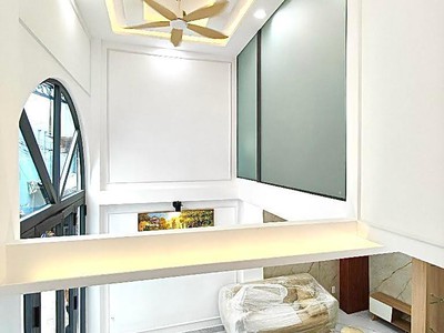 Nhà mới ở ngay tt q10, ngay tại ngã 7 lý thái tổ, bề ngang 5m nở hậu 5.5m, 3pn, 3wc 2