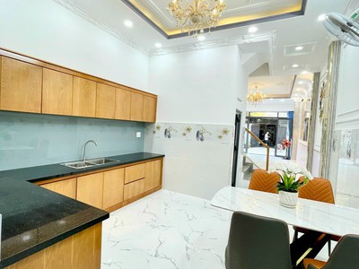 Bán nhà 3 lầu Tân Uyên BD giá 1 tỷ 120tr dt 81m2 shr 3