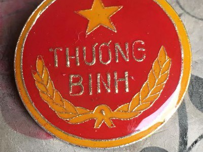 Huy hiệu Thương binh, chất liệu nhôm phủ thuỷ tinh hữu cơ, tình trạng đẹp mới, dành cho sưu tầm, giá 0