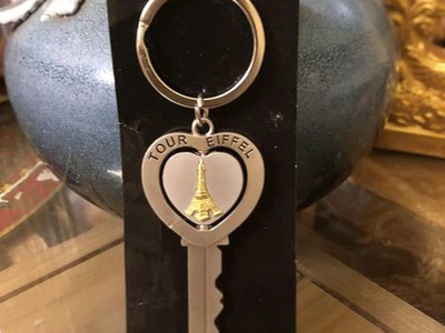 Móc khoá tháp Eiffel và Arc de Triomphe, Paris, Pháp, xuất xứ: Pháp, chất liệu hợp kim mạ, giá cho a 0
