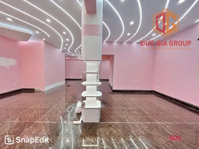 Cho thuê toà nhà góc 2 mặt tiền, ngang 9,1m, đối diện vincom 0