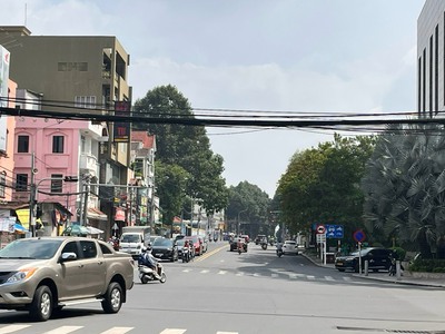 Cho thuê toà nhà góc 2 mặt tiền, ngang 9,1m, đối diện vincom 4