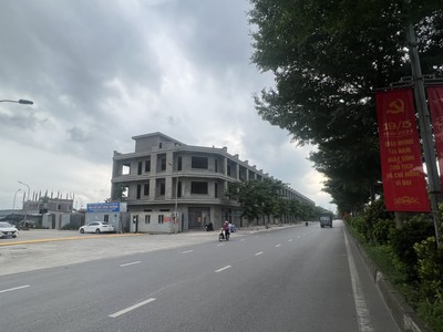 Bán shophouues 3 tầng 1 tum .hàng xóm với vinhome cổ loa, trục đường liên tỉnh 40m đường đôi . pháp 1