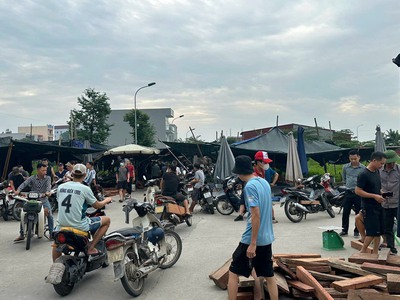 Bán shophouues 3 tầng 1 tum .hàng xóm với vinhome cổ loa, trục đường liên tỉnh 40m đường đôi . pháp 2