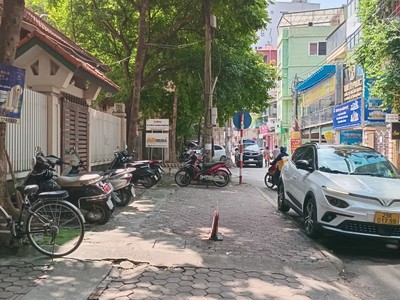 Bán nhà mp cát linh, 43m2, 5 tầng, vỉa hè rộng, kd đỉnh, giá16.5 tỷ. 0