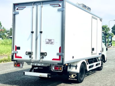 Xe Tải ISUZU QKR270 2,5T THùng đông lạnh 4,3m Đời 2024 1