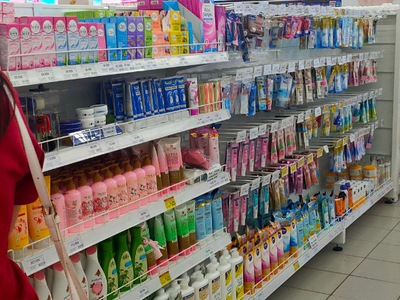 Cửa hàng bách hoá cần tuyển nhân viên đóng gói hang, dán tem tại quầy 0