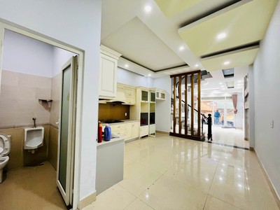 Nhà 3 lầu 4pn 5wc khu vip, sạch đẹp, máy lạnh, ngay chung cư picity 4