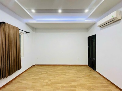 Nhà 3 lầu 4pn 5wc khu vip, sạch đẹp, máy lạnh, ngay chung cư picity 3