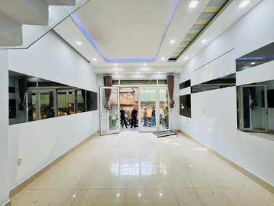 Nhà 3 lầu 4pn 5wc khu vip, sạch đẹp, máy lạnh, ngay chung cư picity 0