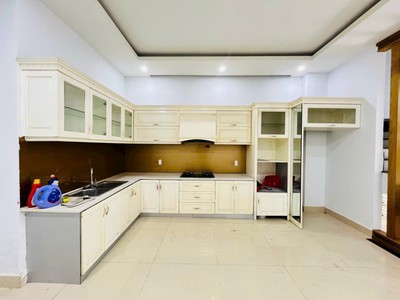 Nhà 3 lầu 4pn 5wc khu vip, sạch đẹp, máy lạnh, ngay chung cư picity 1