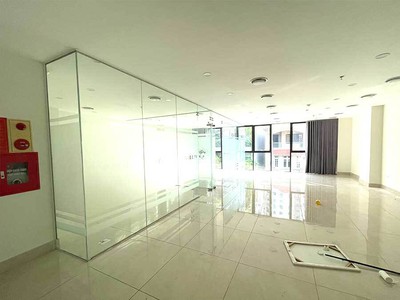 Cho Thuê Tòa Văn Phòng 8 Tầng Phố Trần Duy Hưng. DT 105m2, Mt 9.3m. Giá 140tr/th 5