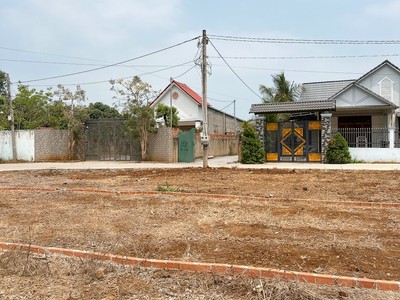 Kẹt tiền ngân hàng, bán gấp 100m2 măt tiền 32m nối thẳng vào cổng KCN Cao 500 ha, chỉ 850trđ sổ sẳn 4