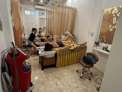 Mình chuyển hướng kinh doanh cùng với chồng mảng khác  và chuyển nhà xa nên cần sang nhượng lại spa 1