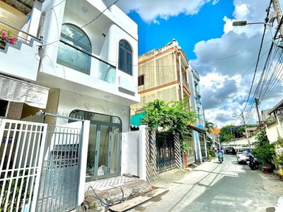 057bán nhà lầu mới. hẻm 72b nguyễn thị minh khai trục chính hẻm 2 ô tô qua mặt tân an ninh kiều 0
