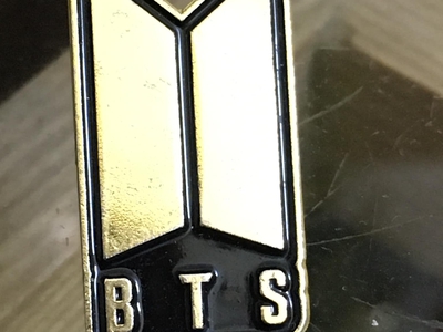 Pin Ban nhạc BTS Hàn Quốc tiếng thế giới, tình trạng mới đẹp, chất liệu đồng, dành cho sưu tầm, giá 0