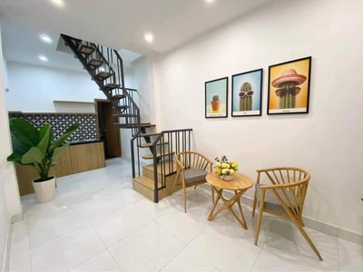 Chính chủ bán nhà mới xây nội thất mới sát đường trần cao vân 0