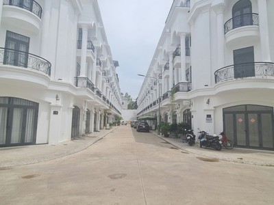 Nhà đẹp, nội thất cao cấp, sẵn sàng vào ở tại tây ninh 0