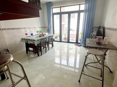 Bán nhà đường lê văn chí, thủ đức -  3 tầng, đường xe tải tránh, gần trường đh spkt - 3pn, khu dân 4