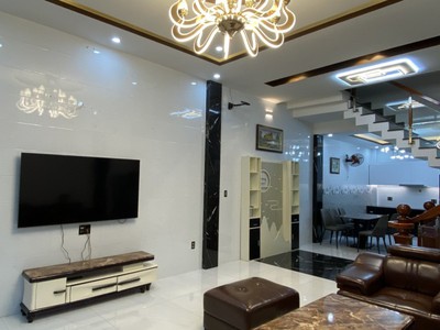 3 tầng, thái thị bôi, ngang 5m, đi bộ ra chợ, chỉ 3.x 1