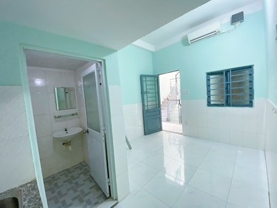 Rẻ Bình Thạnh - Cho thuê phòng gần đại học Văn Lang, có gác rộng, cửa sổ, máy lạnh, bếp 3