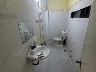 Nhà rộng rãi ngay chợ vườn lài, ở và làm kho thì tuyệt vời 2