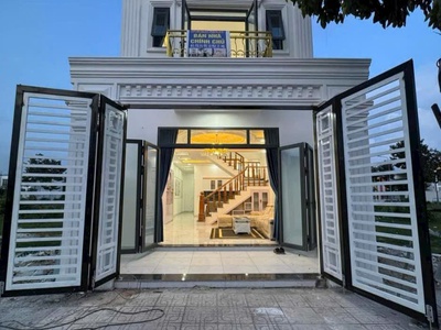 Bán nhà 1 trệt 2 lầu giá 1ty950 ngay chợ uyên hưng tân uyên , bình dương 0