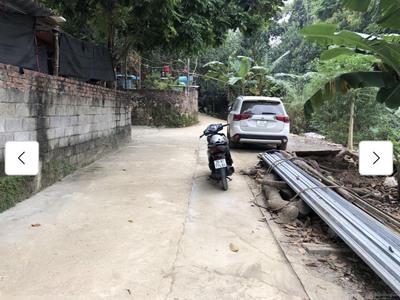 Ngay cuối đường đôi tt chúc sơn  - 40m đất và 51,3m sẵn sổ đỏ  - đường ô tô vào  -cách ql6 chỉ 700m 2