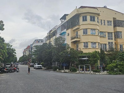 Chủ cần tiền muốn bán nhanh căn nhà mặt phố bà triệu - hà đông diện tích 90m2   4 tầng . kinh 0