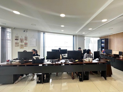 Quận 2   tp thủ đức     chuyển vp lớn hơn cần sang lại vp nguyên sàn 80 m2 , có full nội thất 2