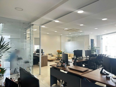 Quận 2   tp thủ đức     chuyển vp lớn hơn cần sang lại vp nguyên sàn 80 m2 , có full nội thất 0