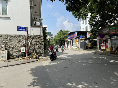 Cần bán 99m2 nhà cấp 4 mặt phố Ái Mộ. Vị trí kinh doanh tuyệt đỉnh, cách hồ 50m 0