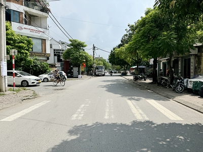 Cần bán 99m2 nhà cấp 4 mặt phố Ái Mộ. Vị trí kinh doanh tuyệt đỉnh, cách hồ 50m 2