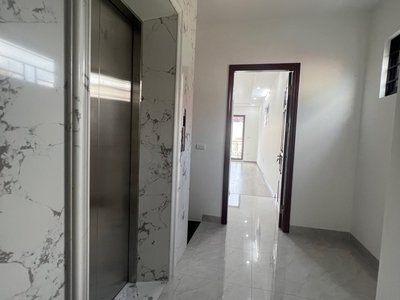 Cần bán nhà lô góc, 5 tầng, thang máy mới kính koong, kinh doanh đỉnh 4